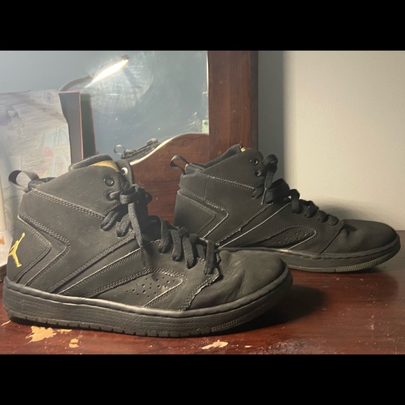 Jordan’s size 8.5 - Picture 3 of 6